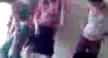 sex người khổng lồ Mulatto phim sex18+ cưỡi gà của bạn bè và đi tiểu.