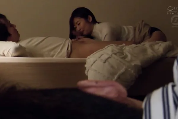 cncmeng8 sex Thằng bạn để bồ nó đang nứng lồn rồi đi ngủ và cái kết